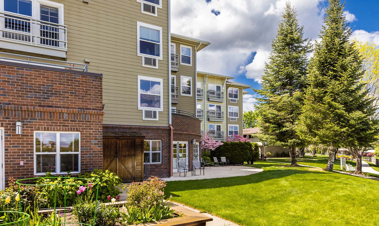Exterior of an apartment building at The Terraces at Summitview, a HumanGood Life Plan Community in Yakima, Washington