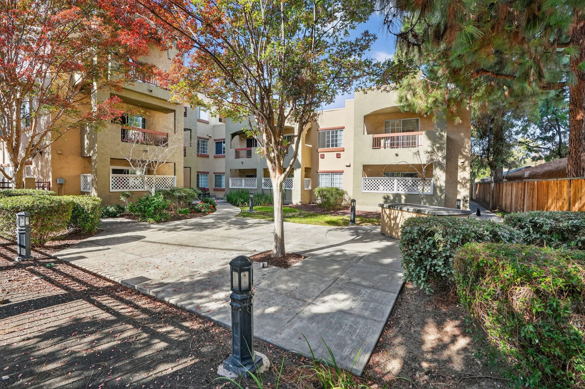 Outdoor community common space at Jardines Paloma Blanca.