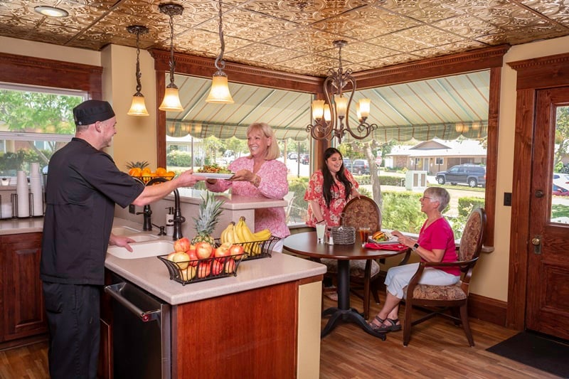 residents enjoy dining in the bistro