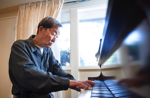 redwood terrace resident enjoying community piano
