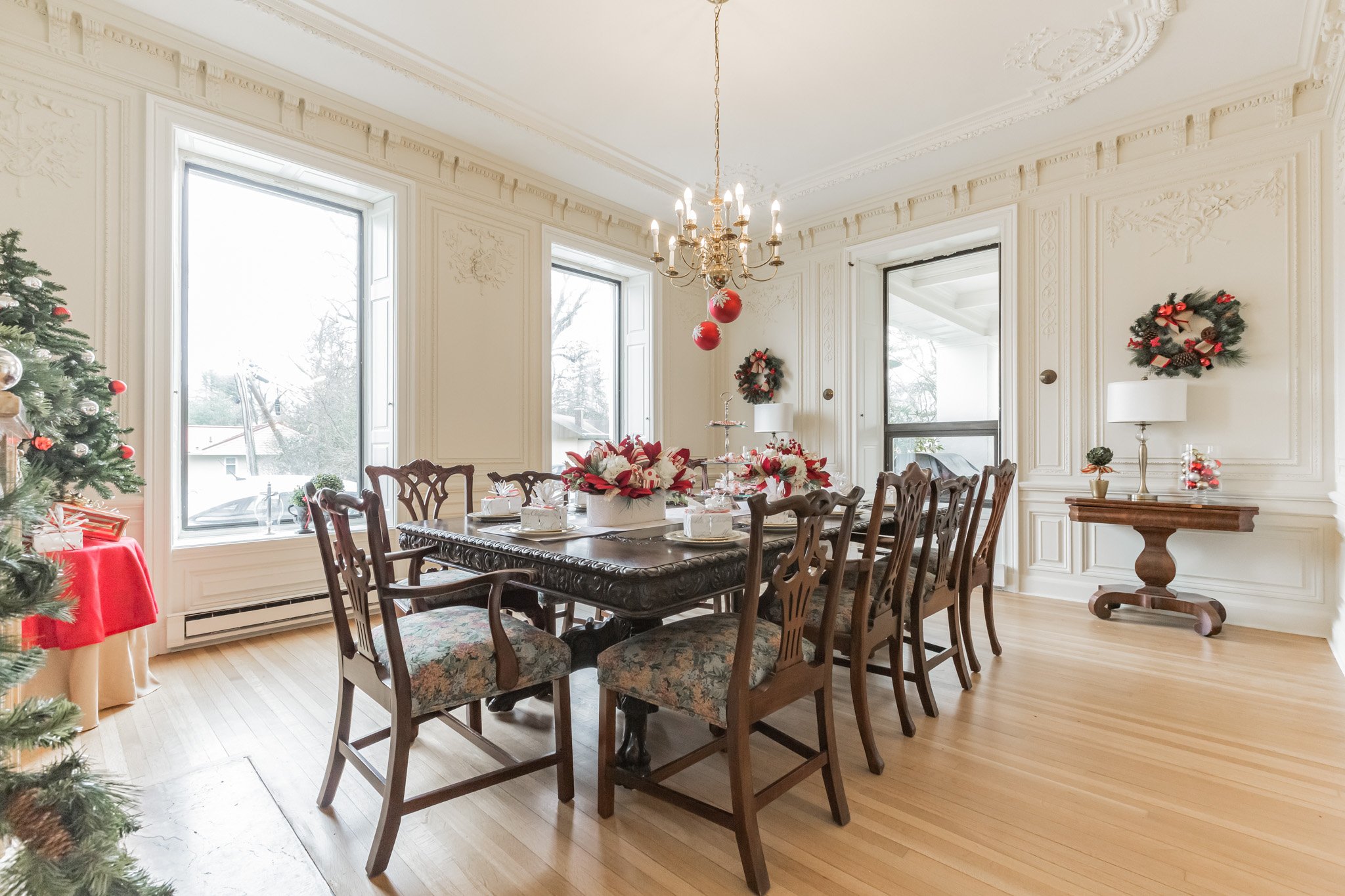 Holiday dining room