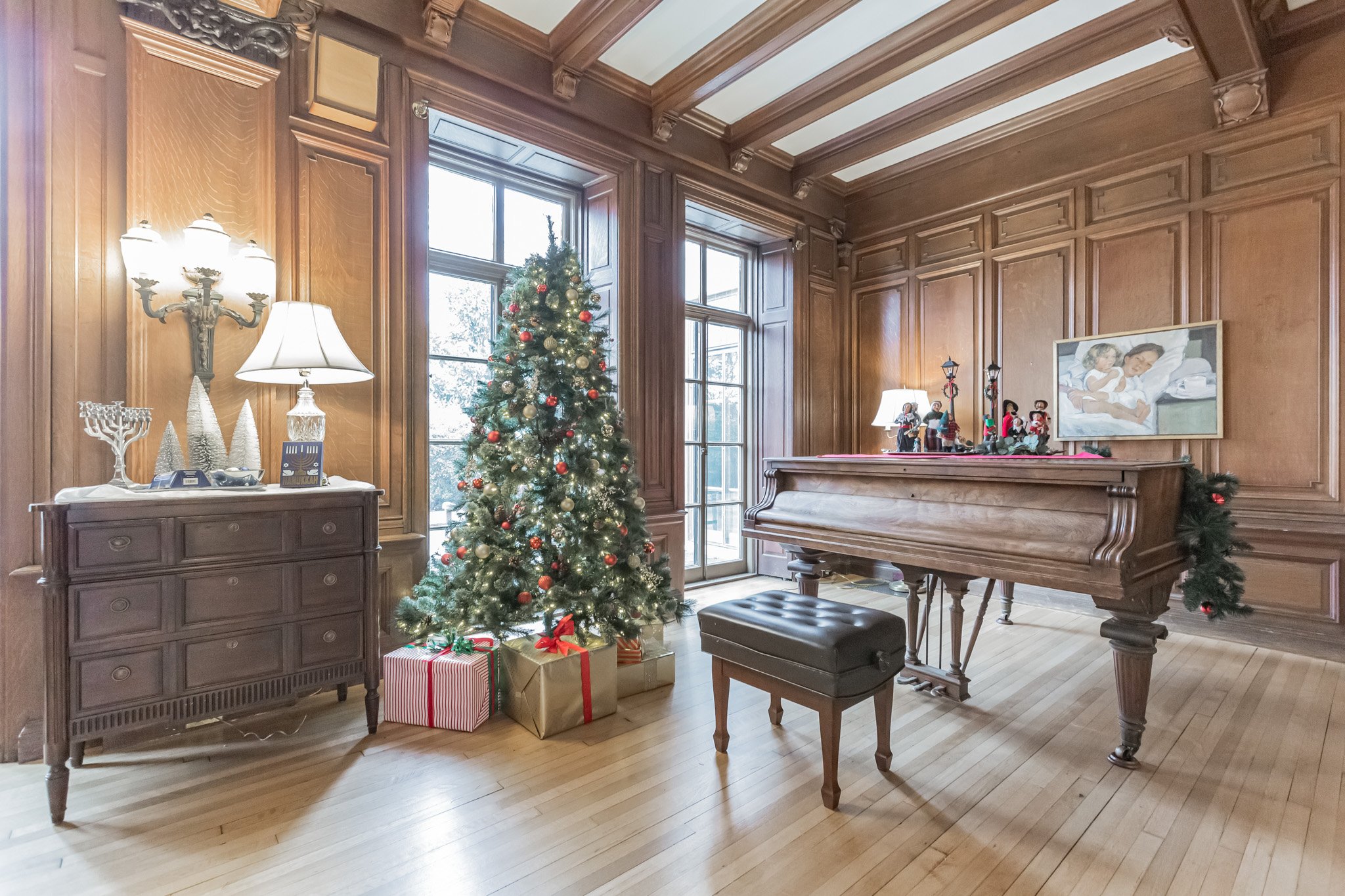 Piano and Christmas tree at The Mansion at Rosemont