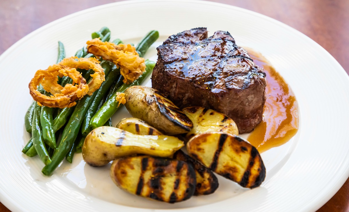 entree with steak, potatoes and green beans