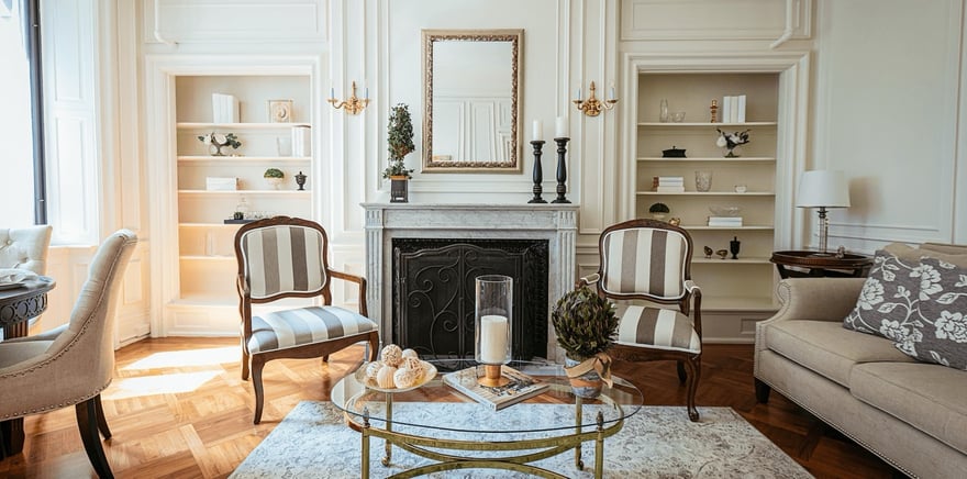 Living room with fireplace at the Mansion