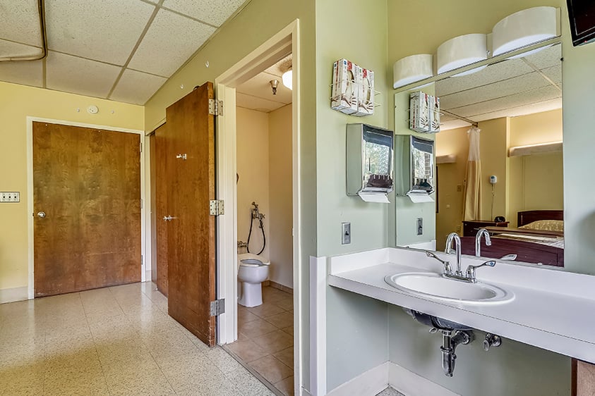 suite bathroom