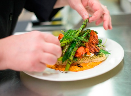 hg_ccrc_ToB_lifestyle_dining_chefpreparedfood.jpg