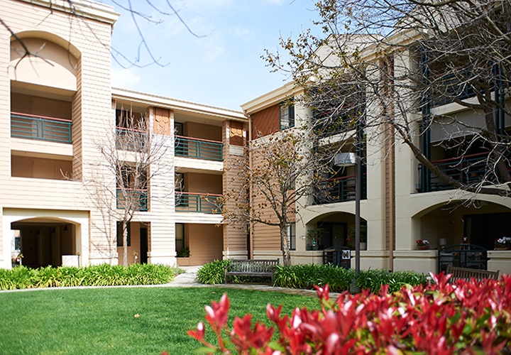 hg_ccrc_LG_about_virtualtours_courtyardandresidence.jpg