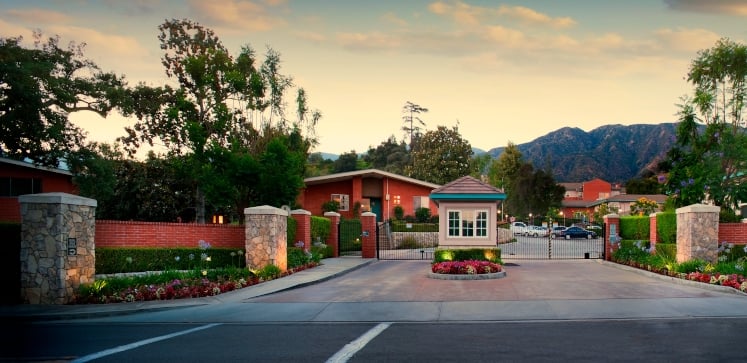 Front entrance to the Royal Oaks community